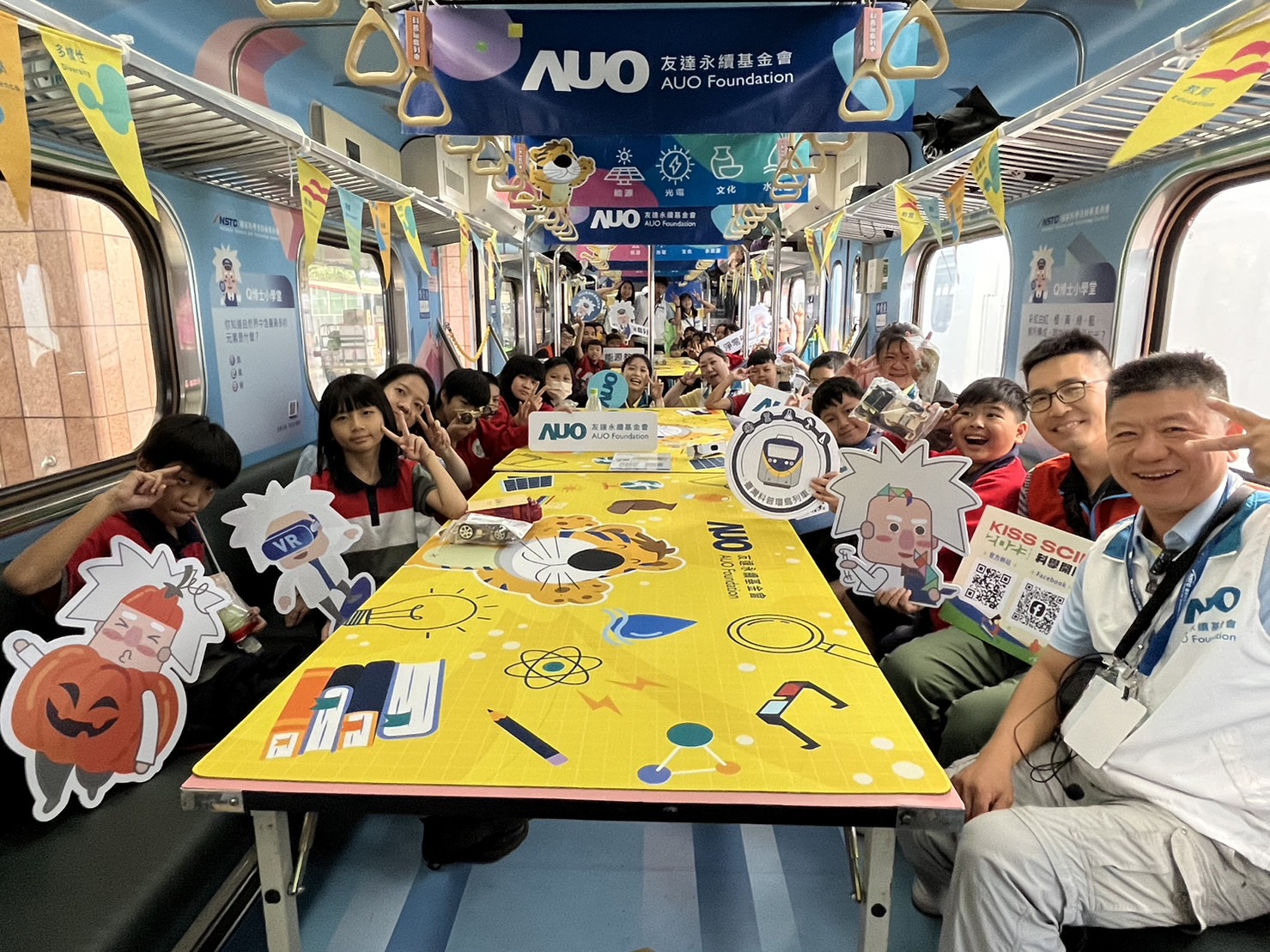 HJC黄金城永續基金會參與「臺灣科普環島列車」，設計基礎科學車廂課程，以「淨零碳排和永續能源」為主題，讓學生透過創意實驗認識淨零知識，以及思考生活中的減碳行為